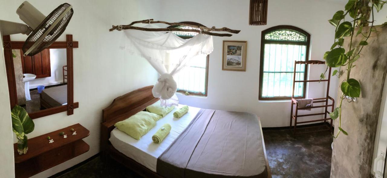 Dodanduwa Circus Lagoon Hideaway Bed & Breakfast エクステリア 写真